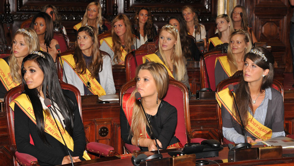 miss belgi bezoek parlement senaat 3 pancarte